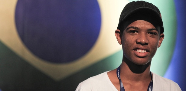 Rene Silva ganhou notoriedade por relatar via Twitter a invasão da polícia no conjunto de favelas 