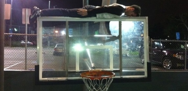 Homem pratica 'planking' em cesta de basquete; prática já causou morte na Austrália