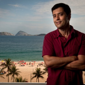  O roteirista de novelas, Tiago Santiago posa para fotos em seu apartamento em Ipanema