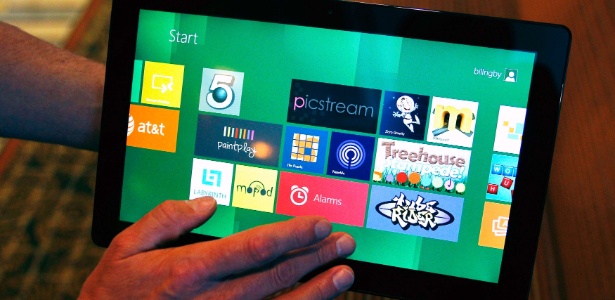 Jornalista testa o Windows 8 em um tablet durante a Build, conferência de desenvolvedores da Microsoft