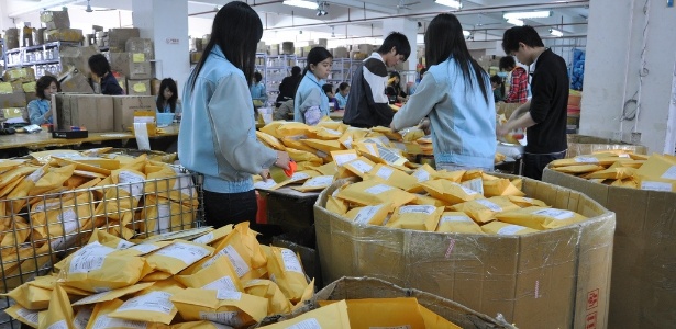 Funcionários do DealExtreme separam mercadorias no depósito da empresa em Hong Kong