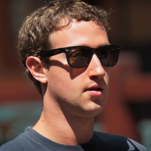 Mark Zuckerberg, CEO do Facebook, de óculos durante conferência na Califórnia