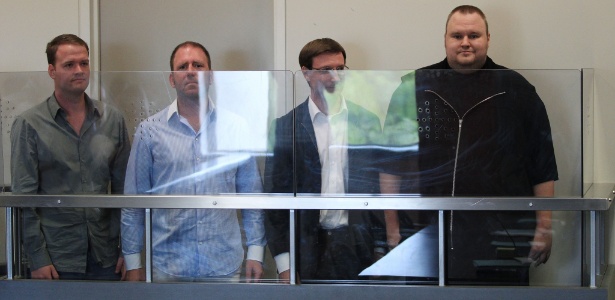 Funcionários do Megaupload na Corte Distrital de Auckland, da esq. para a dir.: Bram van der Kolk, Finn Batato, Mathias Ortmann, e o fundador do site, Kim ''Dotcom'' Schmitz