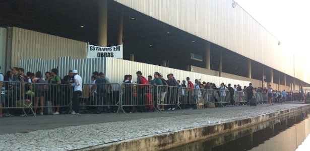 Participantes enfrentam fila para entrar no Centro de Exposições Anhembi
