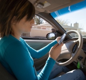 Jovens motoristas so mais suscetveis a acidentes enquanto enviam SMS