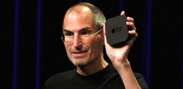<a href="http://tecnologia.uol.com.br/mundo-apple/ultimas-noticias/2010/09/01/nova-apple-tv-aposta-no-aluguel-de-conteudo-via-internet-com-preco-inicial-de-us-099.jhtm" target="_blank">Steve Jobs segura a nova Apple TV, que aluga conteúdo via internet com a partir de US$ 0,99</a>  - Justin Sullivan/Getty Images/AF