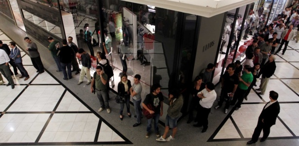 No dia do lançamento do iPhone 4, usuários fazem fila em frente à loja em São Paulo