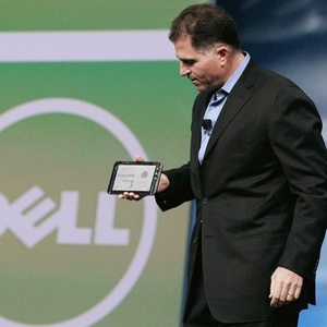 Michael Dell, fundador da fabricante de computadores Dell, apresenta protótipo de tablet em 2010; empresário comprou ações de acionistas para fechar capital da companhia - Justin Sullivan/AFP/GettyImages