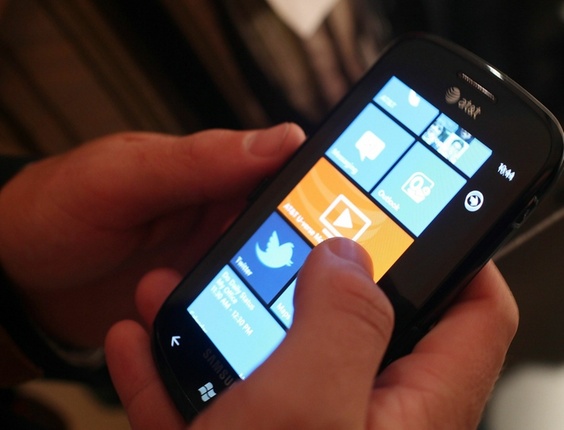 Usuário mexe no smartphone Focus, da Samsung, com o sistema Windows Phone 7, da Microsoft - Spencer Platt/GettyImages/AFP