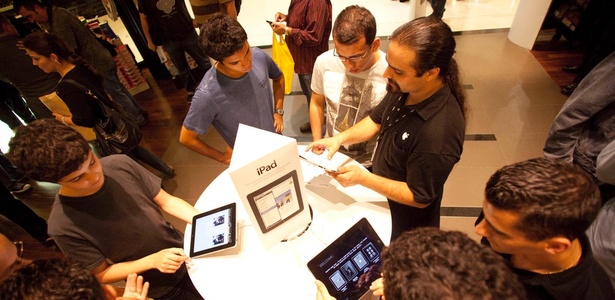 Consumidores na Saraiva do shopping Higienópolis, em São Paulo, no lançamento do iPad