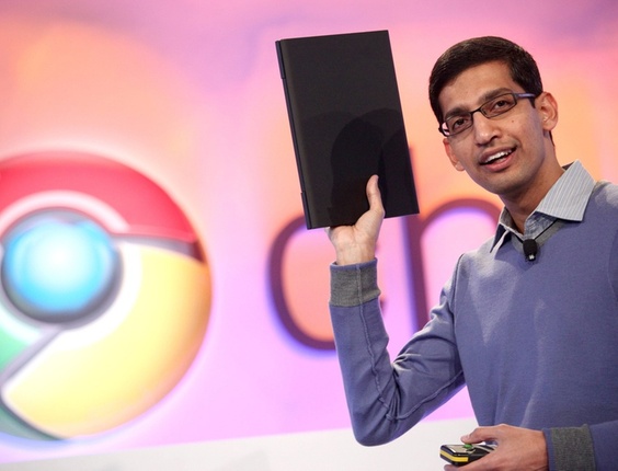 Sundar Pichai segura o CR-48, notebook piloto com o novo sistema operacional do Google
