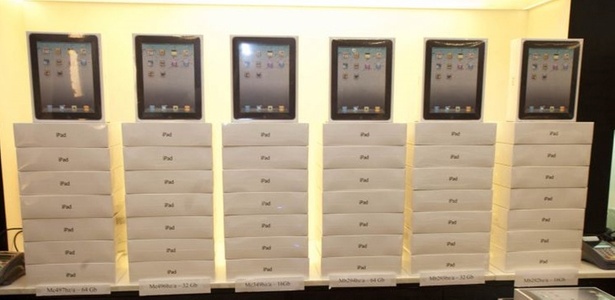 Pilha de iPads em evento de lanamento da primeira verso do tablet no Brasil