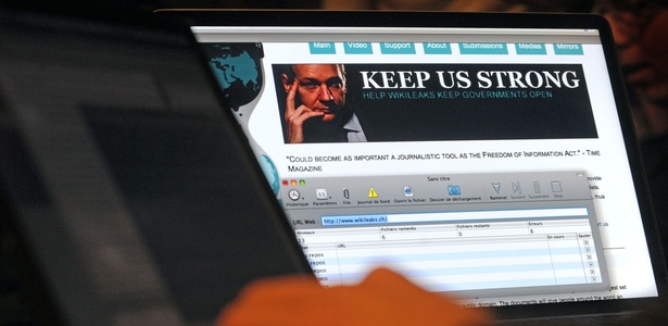 Hacker francês visita o Wikileaks num café em Lille, França