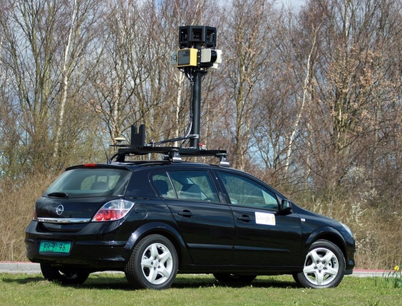Carro do Google Street View utilizado na captação de imagens na Inglaterra; serviço coletou dados de redes wi-fi sem criptografia em países como Estados Unidos, França e Reino Unido
