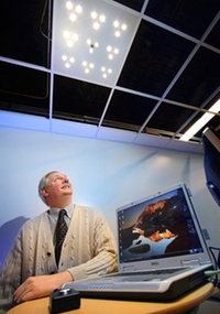 John Pederson, CEO da LVX, olha para luzes que transmitem dados pela internet ao notebook