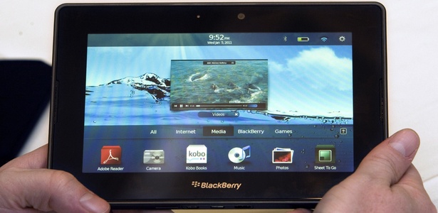 A RIM, fabricante dos smartphones BlackBerry e do tablet Playbook (f), vai demitir 2.000 - Steve Marcus/Reuters