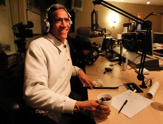 O sem-tetoTed Williams, desfrutando da fama ao ser entrevistado por uma rdio de Columbus
