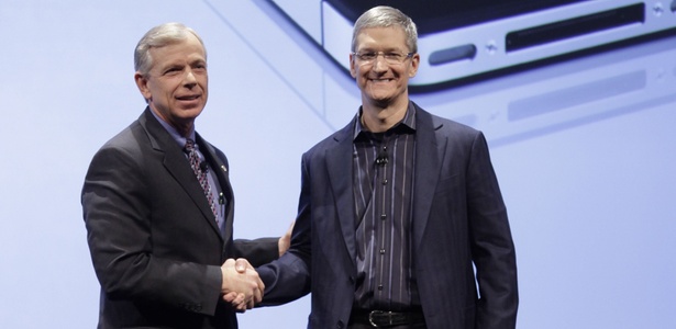 Lowell McAdam (e), CEO da Verizon, e Tim Cook, COO da Apple, em evento do anúncio do iPhone para a operadora Verizon; antes o telefone da Apple só era vendido pela AT&T - AP