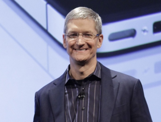 Lowell McAdam (esq.), CEO da Verizon, e Tim Cook, COO da Apple, anunciam parceria 