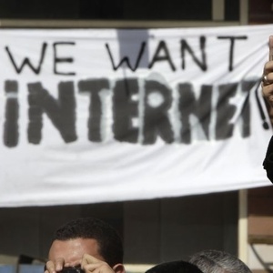 Manifestantes no Egito pedem a volta do acesso  internet durante as revoltas que levaram  queda do presidente do pas, Hosni Mubarak, em 2011. Redes sociais como o Twitter ajudaram egpicios a organizar protestos contra o governo