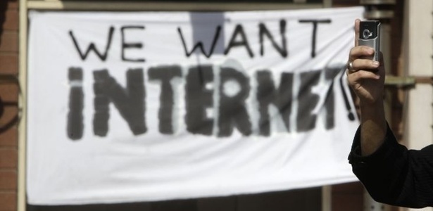 No Egito, cidados pedem a volta dos servios de internet durante onda de protestos