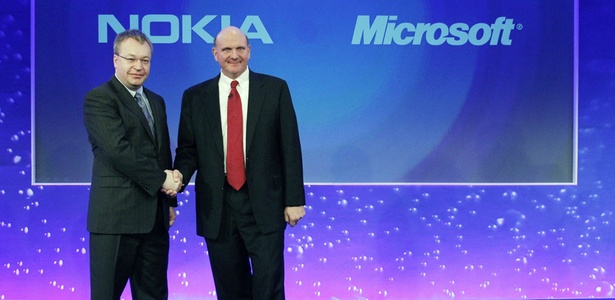 CEOs da Nokia e Microsoft, Stephen Elop e Steve Ballmer anunciaram parceria em fevereiro