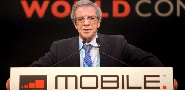 Cesar Alierta, presidente da Telefnica, discursa durante o Mobile World Congress 2011