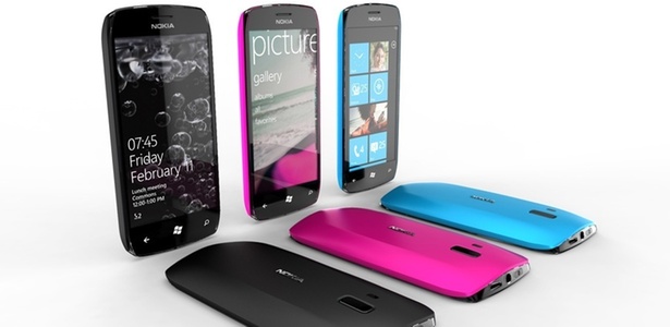 Nokia mostra smartphones com o sistema Windows Phone 7 da Microsoft; empresa finlandesa aposta no sistema da Microsoft para brigar com Android e iOS no mercado de smartphones