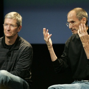 Tim Cook (esq.), atual diretor-executivo da Apple, participa de coletiva nos EUA com Steve Jobs, que morreu em outubro de 2011 - Kimberly White/Reuters