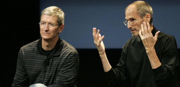 Tim Cook e Steve Jobs, durante coletiva de imprensa sobre problemas de antena do iPhone 4