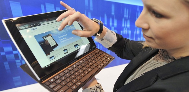 Nos preparativos da Cebit 2011, expositora mostra o tablet Slide, da fabricante Asus - Efe