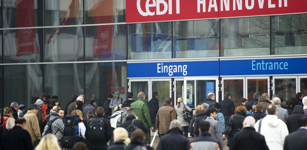 Visitantes entram no pavilho de exposio da Cebit 2011, em Hanover, na Alemanha