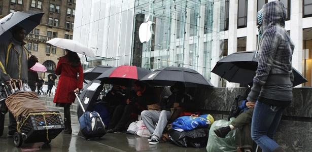 Fs acampam na chuva em frente  Apple Store em Nova York para comprarem o iPad 2