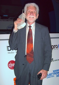 Martin Cooper, pioneiro do celular. Ele foi o 1 a fazer uma ligao de um telefone mvel