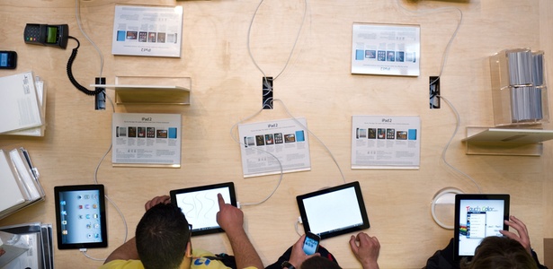 Vista panormica da bancada com vrios iPads 2 em Apple Store da Frana