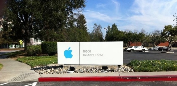 Anza Three  uma das instalaes da Apple em Cupertino, Califrnia; empresa mantm departamentos espalhados pelo estado como o de Elk Groove, que teve uma ameaa de bomba