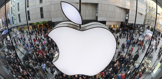 Usurios fazem fila para entrar em loja da Apple na Alemanha para comprar o iPad 2