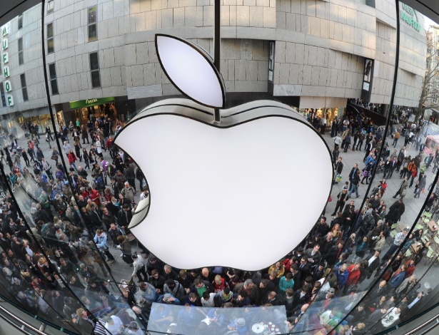 Usuários fazem fila para entrar em loja da Apple na Alemanha para comprar aparelhos da empresa - Christof Stache/AFP