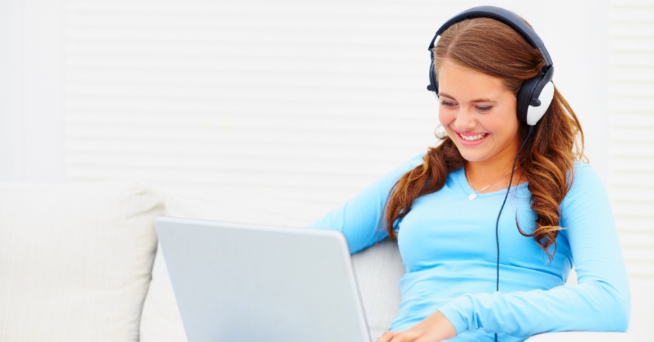 Mulher com fones de ouvido, música no computador, players, MP3, tocadores
