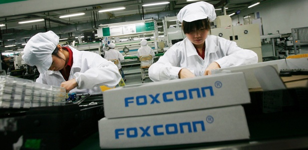 Trabalhadores em fábrica da empresa Foxconn na China