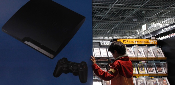 Garoto escolhe jogos em prateleiras com títulos para Playstation; Apesar de a Sony culpar o Anonymous pelo ataque, grupo publicou carta refutando a intenção de roubar informações