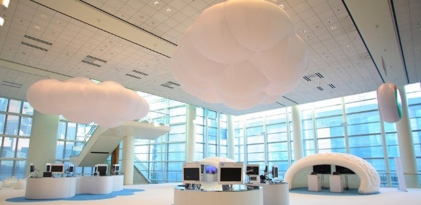 Imagem mostra evento Google I/O com uma srie de nuvens para indicar os servios de computao em nuvem; recentes ataques devem frear desenvolvimento de cloud computing