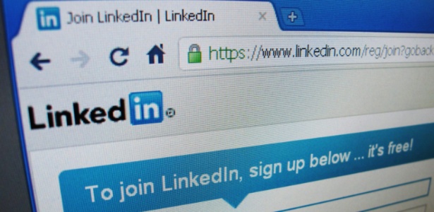 Página inicial do LinkedIn visualizada na tela de um computador - David Loh/Reuters