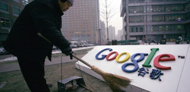 Homem limpa fachada de escritório do Google na China - Alfred Jin/Reuters
