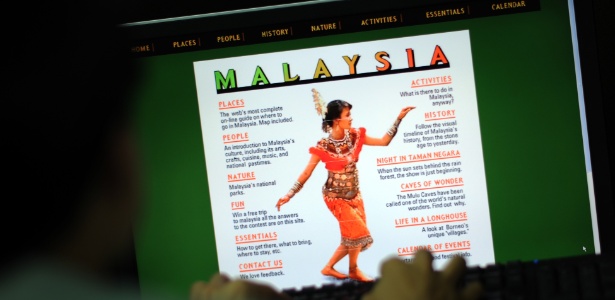 Homem navega em sites de turismo em Kuala Lumpur, na Malásia; vários sites do país sofreram ataques hackers em protesto contra uma lei que quer banir alguns sites de compartilhamento - Saeed Khan/AFP