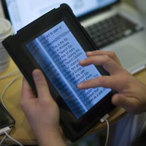 Usuário mexe em e-book no iPad durante o início das vendas do tablet em 2010 nos EUA - Tom Pennington/Getty Images/AFP