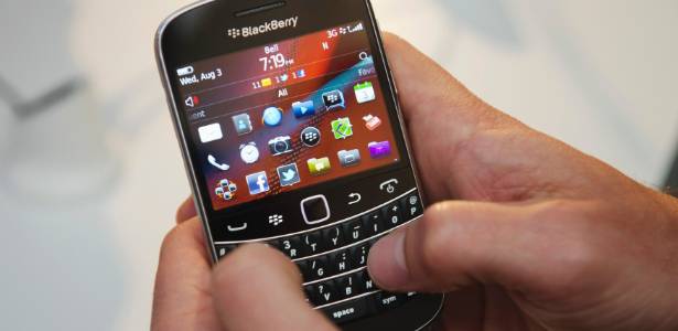 Usuário utiliza o Blackberry Bold 9900 com o sistema BlackBerry OS 7 em evento da RIM no Canadá - 