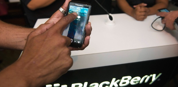 Usuário utiliza o Blackberry Torch 9860 com o sistema BlackBerry OS 7 em evento da RIM no Canadá; smartphone é o primeiro da marca fulltouchscreen  - Mark Blinch/Reuters