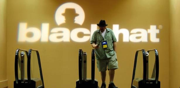 Homem caminha pela Black Hat Conference, evento de segurana digital e hackers