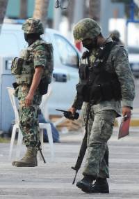 Soldados inspecionam local onde um homem armado explodiu uma granada, na cidade mexicana de Veracruz, em 14 de agosto. Moradores vivem em constante tenso pelos conflitos entre traficantes de drogas e policiais